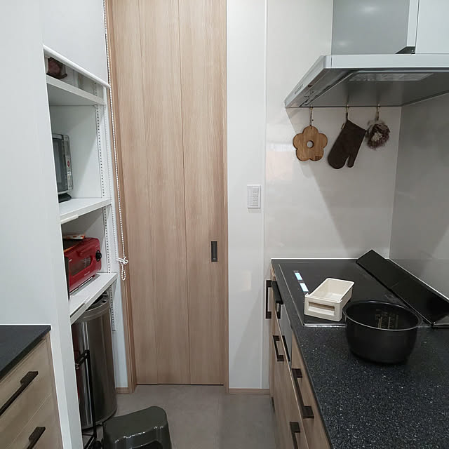 写真付きレビュー 米びつ スリム 5kg 幅15cm 省スペース 洗える 計量米びつ 保存容器 ライスジャー ライスストッカー おしゃれ シンプル モダン かわいい 無洗米 シンク下 隙間収納 計量米びつ Ricell リセル 6kgタイプ ホワイト ブラウン レッドの通販商品 口コミ