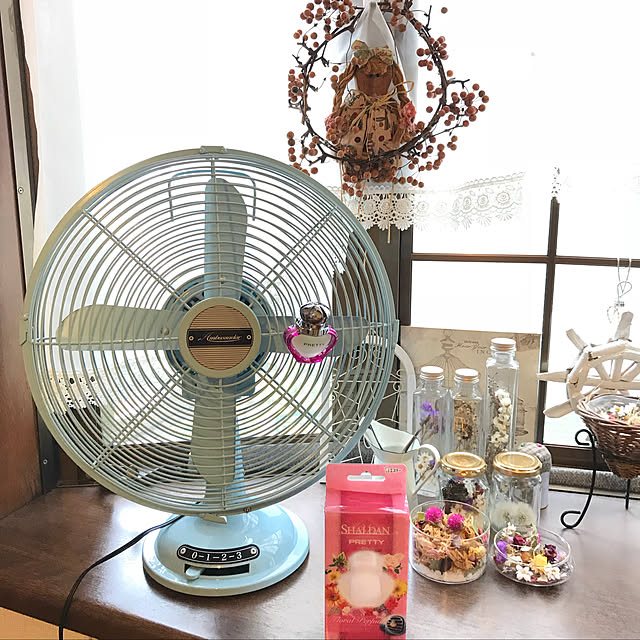 写真付きレビュー 送料無料 メール便 芳香剤 車 エステー シャルダン プリティ フローラルパフューム 7 5ml リキッドタイプ 芳香剤 車 エアコン吹き出し口 かわいい ガラスボトル 送料込 Pretty フローラルパフュームの通販商品 口コミ情報 Roomclipショッピング