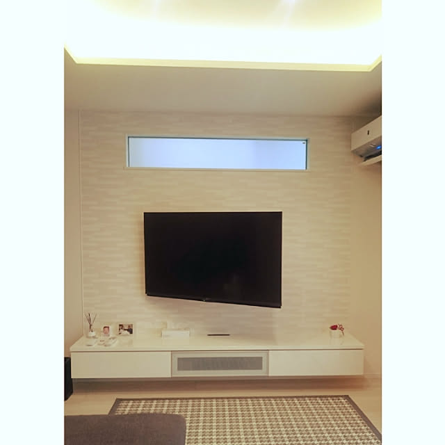 リビング 白い床 テレビ55インチ 壁掛けテレビ テレビボード などのインテリア実例 18 09 01 06 37 21 Roomclip ルームクリップ