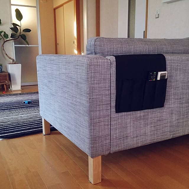 リビング/買ってよかったモノ/ゴムの木/IKEA ソファー/しまむらのラグ/IKEAリモコン収納のインテリア実例 20160116