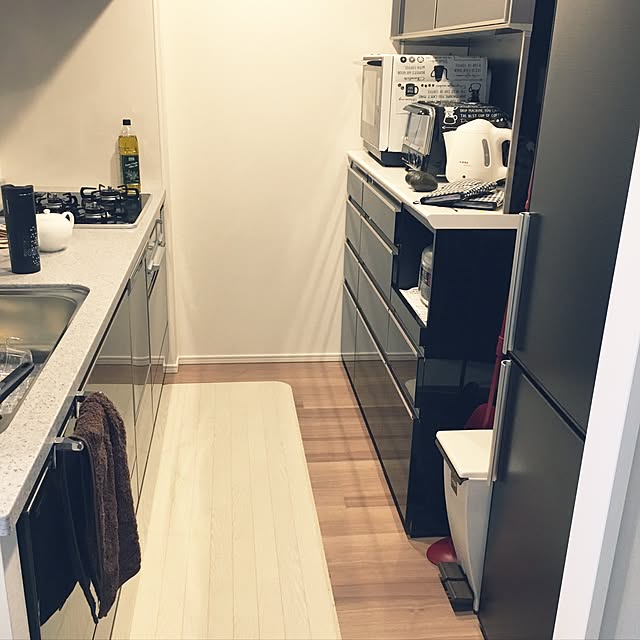 写真付きレビュー 拭ける キッチン マット 防水 フロア 木目調 台所用 東リ 赤ちゃん 食事 クッション 階段 ダイニング 防水 撥水 60 0cm 滑り止め すべらない キッチン リビング 防炎 おしゃれ シンプル ナチュラル ブラウン ホワイト ラグ 柄 フローリング調 北欧