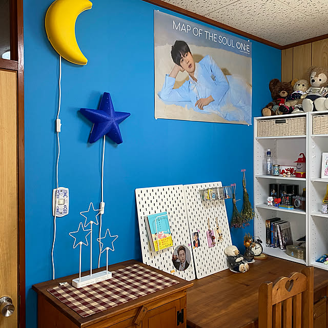 写真付きレビュー 壁紙 シール ブルー 青 貼ってはがせる壁紙 無地 W 42cm H 250cm ウォールステッカー シール壁紙 はがせる 壁 粘着シート ウォールシート インテリアシール 賃貸 Diy おしゃれ のり付き リモートワーク Tv会議 Web会議の通販商品 口コミ情報