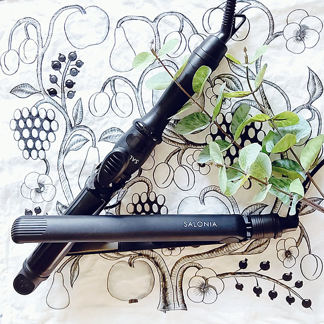 エントリーでp4倍 カールアイロン 25mm サロニア コテ セラミックカールヘアアイロン Sl008ab25 サロニア セラミックコーティング 25mmバレル 巻きやすい スタイリング 波ウェーブ ふんわり ゆる巻き ヘアアレンジ ブラック ホワイト D B のレビュー クチコミ