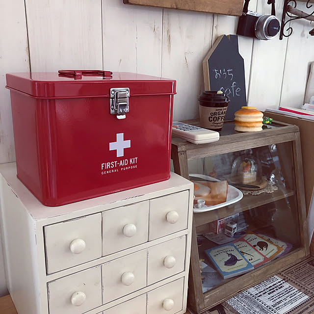 写真付きレビュー 送料無料 救急箱 ファーストエイドボックス メディコ Mサイズ軽くて持ち運びしやすいブリキ製のおしゃれでかわいい薬箱 必要な常備薬やマスク 風邪薬をまとめられる トレー付きで整理整頓しやすい 蓋にロックがあるためお子様も安心 災害時