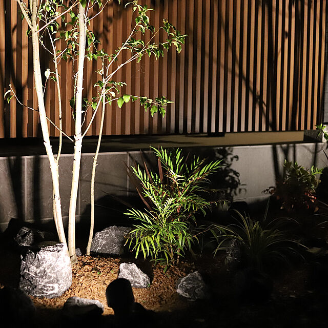 【写真付きレビュー】タカショー ガーデンアップライト ミオ 4.5W フード （LED色:白） HBB-W19S ＃73712300 『ロー