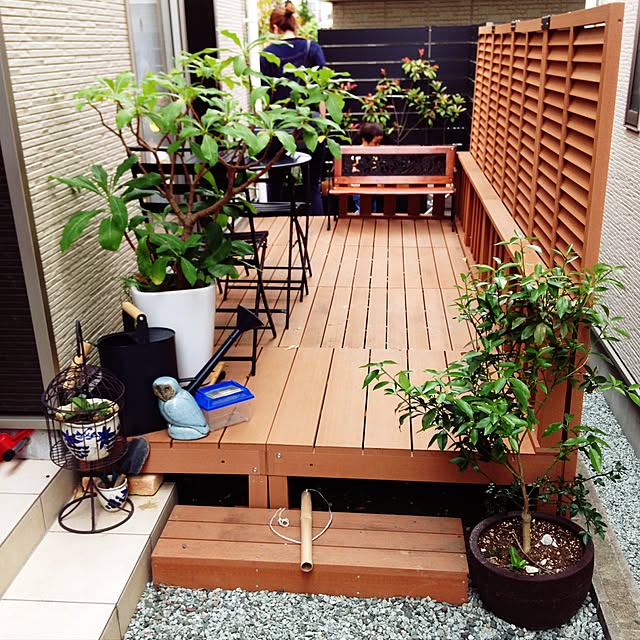 写真付きレビュー フェンス 樹脂 目隠し 庭 Diy おしゃれ ラティス 門扉フェンス プランター付きフェンス 柱アルミ 簡単設置 置くだけ ガーデニング 樹脂100 腐敗しない 日本製 国産 高さ150cm 幅90cm アウトルックタイプ 板間隔3cm 送料無料 の通販商品