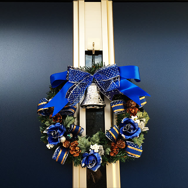 写真付きレビュー クリスマスリース25cmブルー 玄関 部屋 北欧 ナチュラル 手作り 上品 高級 豪華 おしゃれ 青 キラキラ 飾り 装飾 かわいい ドア 壁掛け ハンガー アートフラワー 天然素材 花 造花 バラ ローズ リボン ベル インテリア ギフト プレゼント クリスマス