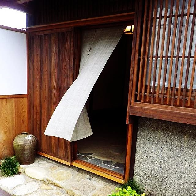玄関/入り口/壺は安物の酒が入っていたそうな/鉄平石/古民家/祖母の家&hellip;などのインテリア実例 20150805 193437