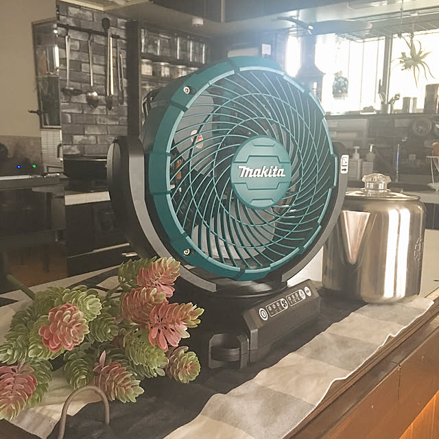 マキタ Makita マキタ 充電式ファン羽根径18cm 18 14 4v Acアダプタ付 バッテリ充電器別売 Cf102dzのレビュー 口コミとして参考になる投稿14枚 Roomclip ルームクリップ