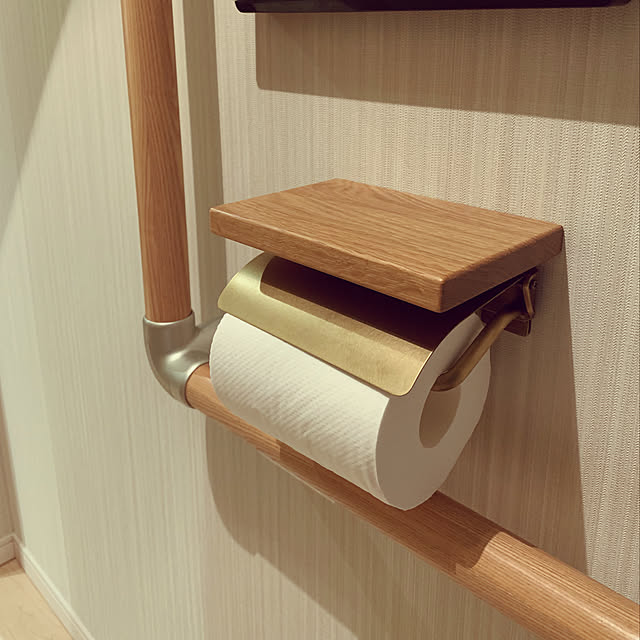 日本製 真鍮製 トイレットペーパーホルダー S オーク又は パイン 真鍮 ペーパーホルダー ウッド シェルフ 飾り棚 付き ブラス ペーパー ラック おしゃれ 紙巻器 アンティーク ナチュラル インターワークス トイレ 収納 雑貨のレビュー クチコミとして参考になる投稿2枚