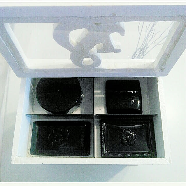 箱付き マリークワント Mary Quant マリクワ アクセサリー ジュエリー ケース ボックス パウダー 小物入れ メイク小道具 化粧 コスメ デイジー 花柄 フラワー 黒 ブラック 丸 ラウンド ブランド クリスマス ハロウィン バレンタインのレビュー クチコミとして参考に