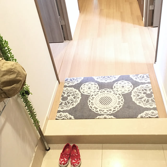 写真付きレビュー クリーンテックス ジャパン Disney Mat Collection ディズニー 玄関マット Mickey ミッキー レース グレー 50 75 Cm 屋外 外 洗える 丸洗い 薄型 おしゃれ かわいい ずれない 滑り止め エントランスマット ドアマット 国産 日本製 クリーン