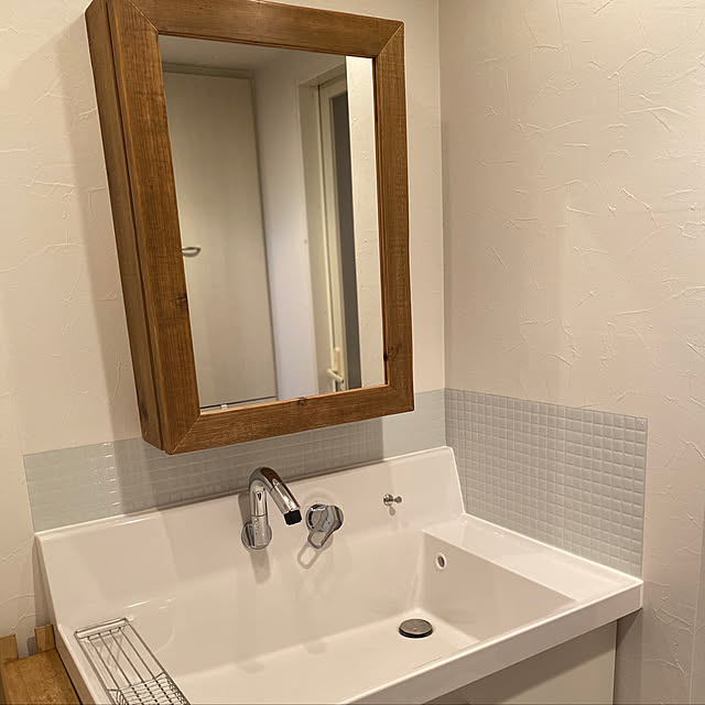 Old Ashiba 足場板古材 ミラーキャビネット Lサイズ 無塗装幅500mm 高さ680mm 奥行150mm 洗面収納棚 洗面鏡 アンティーク風 鏡 壁掛け 木製 おしゃれ 洗面所 洗面台 ウォールミラー 国内生産 受注生産 小型商品 のレビュー クチコミとして参考になる投稿5枚