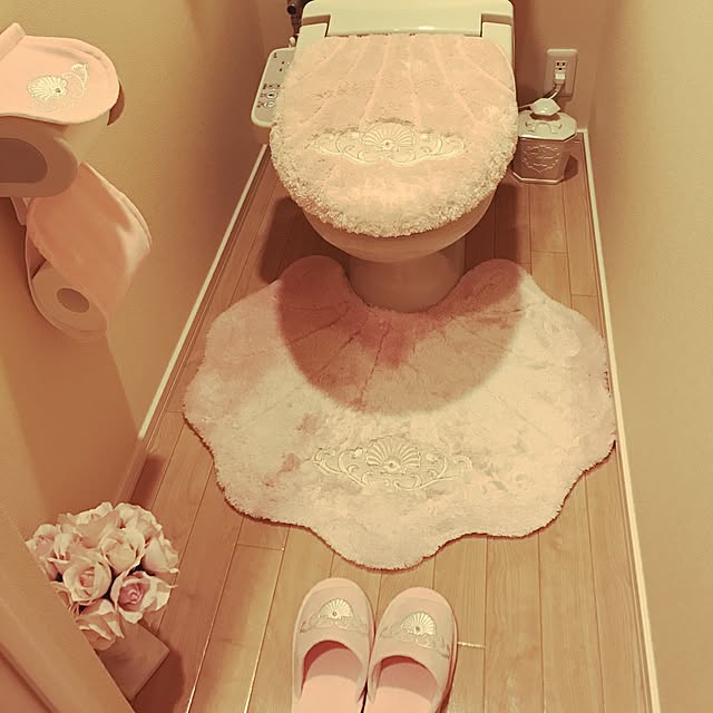 【写真付きレビュー】トイレタリー2点セット トイレフタカバー特殊型(洗浄暖房便器用)・トイレマット(ピンク)★貝殻をモチーフにした豪華な装飾の