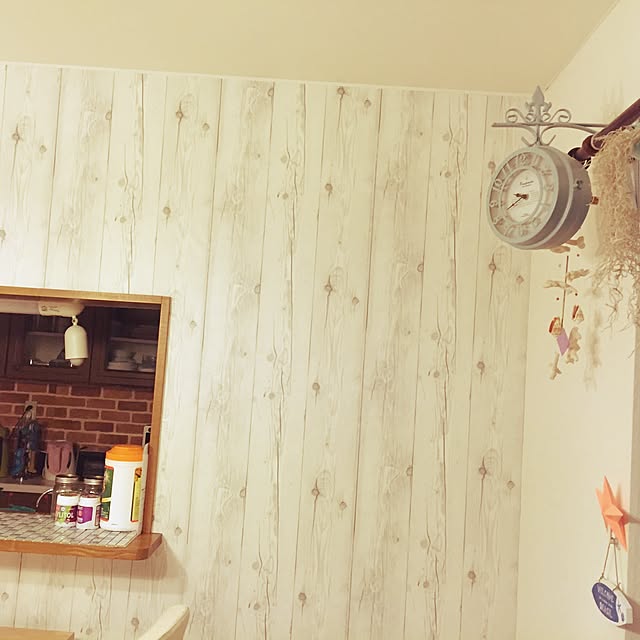 Diyルーム リメイクシート 壁紙 シール おしゃれ 木目 部屋 壁紙シール はがせる アクセントクロス のり付き 木目調 ピンク 北欧 ブルー グレー 補修 グリーン 家具 扉 シール インテリア シート かわいい 防水 キッチン レンガ 白 タイル柄 長さ5m 幅50cm のレビュー