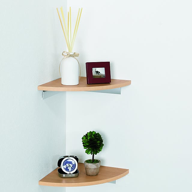 写真付きレビュー ウォールメイツ 正規品 コーナーシェルフ 22cm 3色 ウォールシェルフ コーナーラック 賃貸 コーナー シェルフ 飾り棚 角 三角 壁付け 石膏ボード 壁 穴 目立たない ピン Diy 壁掛け 棚 取り付け 白 ディスプレイ 安全荷重 5kg 日本製 まとめ買い