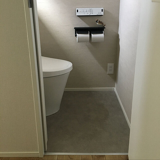 10478円 最新作の 壁に取り付けられた 大理石 の 棚 黒い トイレ の形をした創造的な壁に取り付けられた トイレットペーパー ホルダー シャワー