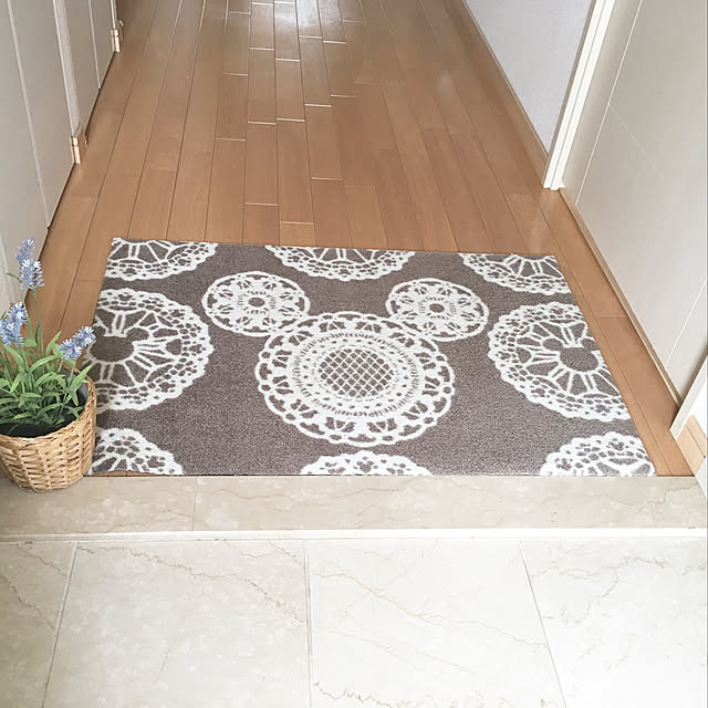 写真付きレビュー クリーンテックス ジャパン Disney Mat Collection ディズニー 玄関マット Mickey ミッキー レース グレージュ 60 90 Cm 屋外 外 洗える 丸洗い 薄型 おしゃれ かわいい ずれない 滑り止め エントランスマット ドアマット 国産 日本製 クリーン