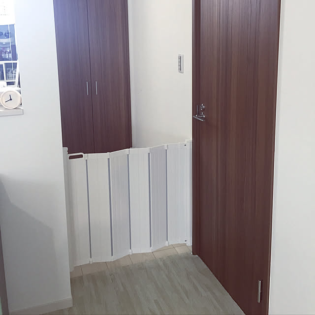 デンマーク製 正規品 ベビーゲート ガードミー ベビーダン バリアフリー ベビーフェンス 階段上 斜め設置 赤ちゃん 柵 転落 階段下 スリム ベビーガード ゲート 玄関 階段 転落防止 じゃばら式 安全ゲート ワイド 柵 キッチン 白 ホワイト 107のレビュー クチコミ