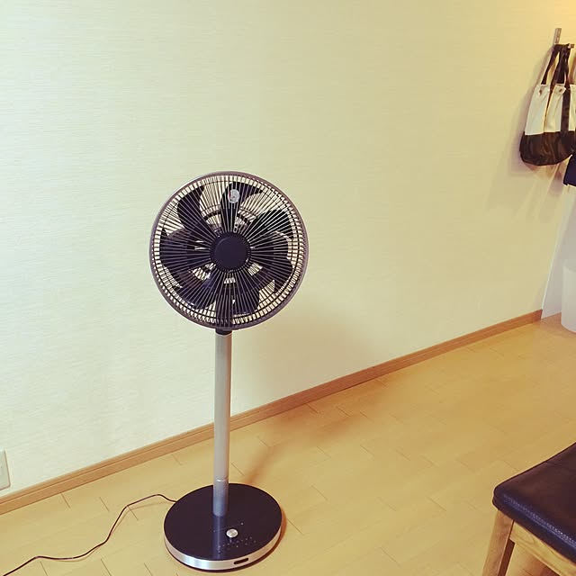 写真付きレビュー 週末セール あす楽 即納 扇風機 カモメファン 30cm リモコン付き メタル リビングファン Fklr 302d Bk ブラック Dcモーター Kamomefan おしゃれ アロマ リビング扇風機 黒 Dc 省エネ 静音 赤ちゃん ハイポジション かもめ カモメ扇風機 送料