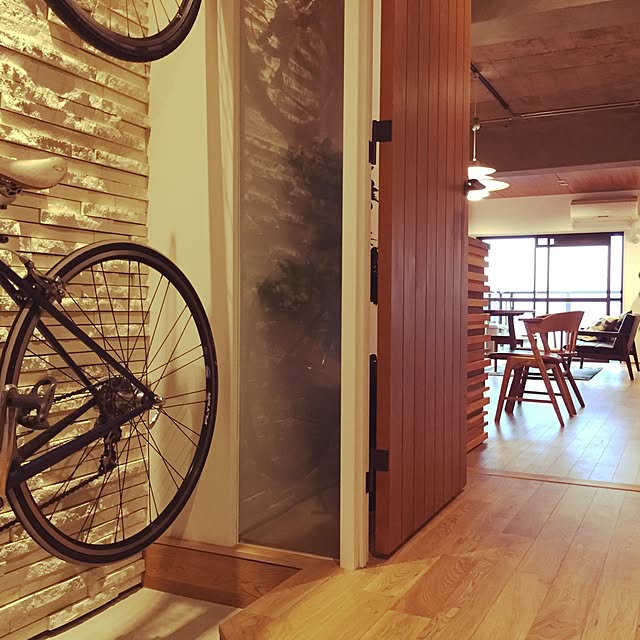マンション 玄関前に自転車