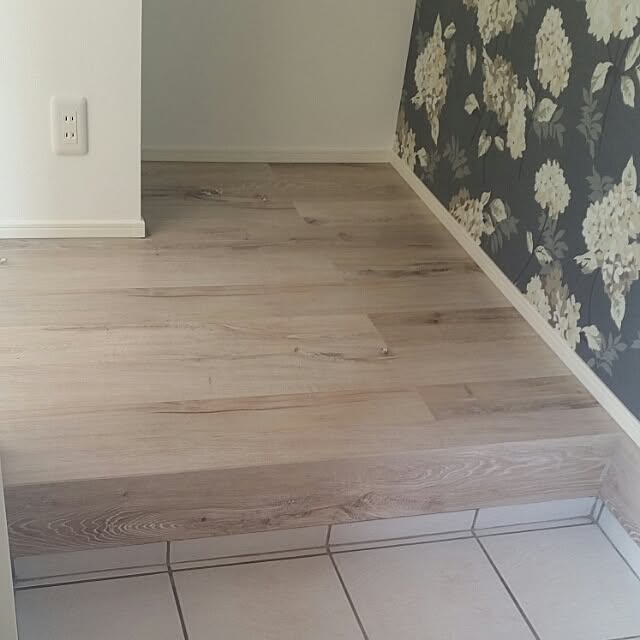 玄関 入り口 アクセントクロス 壁紙 グレーの床 建築中 などのインテリア実例 16 05 23 18 32 21 Roomclip ルームクリップ