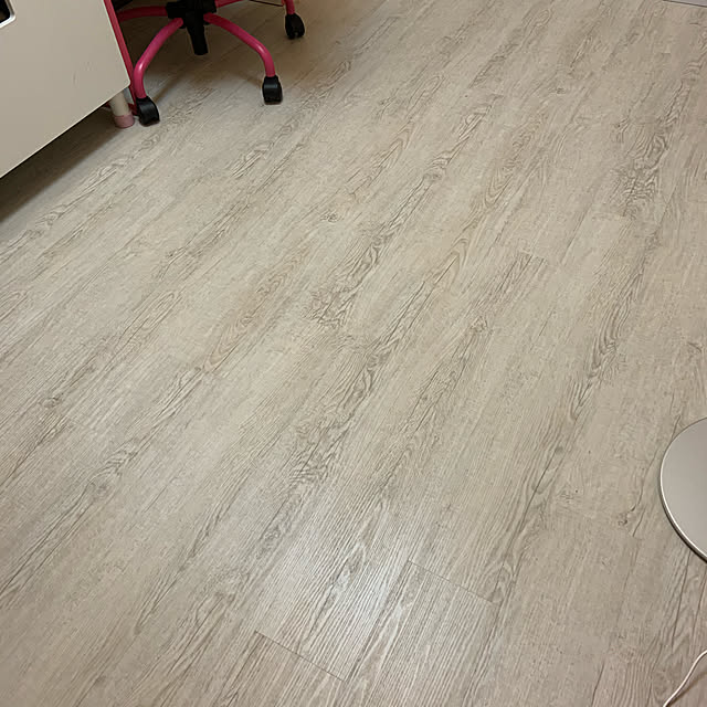 Makinolabs フロアタイル はめ込み 置くだけ パイン P002 接着剤不要 床暖房対応 12枚セット フローリング シデフロア 裏面パッド付き ペット対応 賃貸okのレビュー クチコミとして参考になる投稿7枚