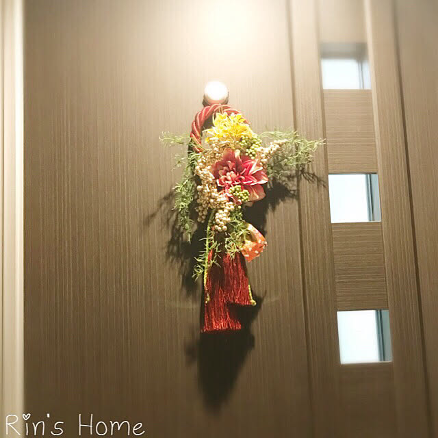 お正月飾り モダン正月飾り タッセル凛 手作り 送料無料 フラワーギフト フラワーキッチン 造花 人工植物 しめ飾り 正月飾り 玄関 リース Fkrslのレビュー クチコミとして参考になる投稿2枚 Roomclip Item
