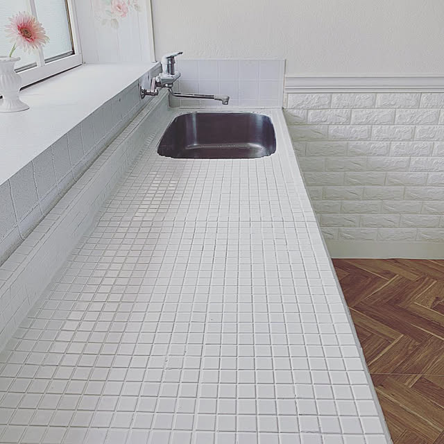 モザイクタイル シート 磁器 25角 アンテイーク 上品な白マット オフホワイト キッチン カウンター お風呂 浴室 浴槽 床 壁 洗面台 玄関 テーブル トイレをdiyで おしゃれにリフォーム 耐熱の美濃焼インテリア建材です のレビュー クチコミとして参考になる投稿3枚