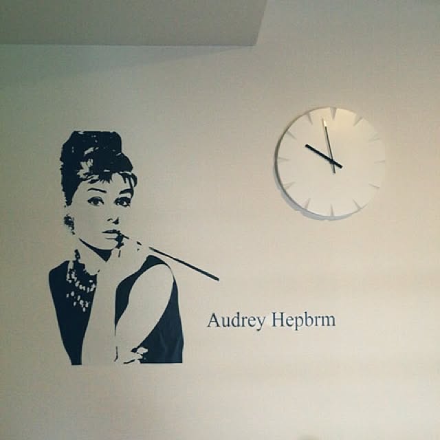 ウォールステッカー おしゃれ アルファベット モノトーン 英字 文字 カフェ モダン 壁紙 オードリー 英文字 英文 英語 はがせる ウォールシール 世界地図 シール かっこいい インテリアシール レトロ 風景 女性 玄関 木 セクシー トイレ 黒色 ビンテージ リビング 大きい