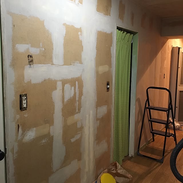 あす楽 壁の補修 壁紙の下地調整に 煉り済みで そのまま使える ヤヨイ 水性シールパテ 4kg 壁紙屋本舗のレビュー クチコミとして参考になる投稿8枚 Roomclip Item