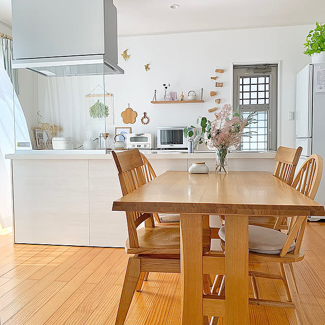 「光をまとう、開放的な佇まい。すっきりと整えながら、自分らしさも楽しむ白いキッチン」 by koko_hikaさん