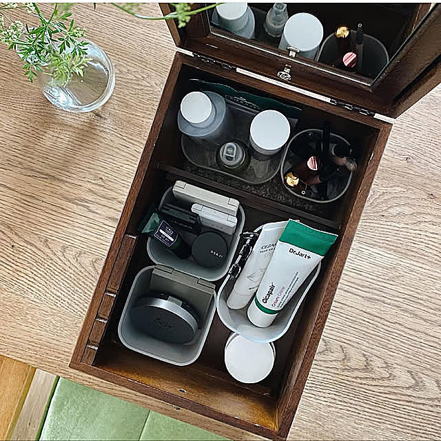 驚くほど使いやすくなった♡100均アイテムでつくる理想のメイク用品収納