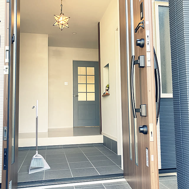 清潔感アップで第一印象が変わる♪たたきからドアまわりまで整う、玄関の掃除実例