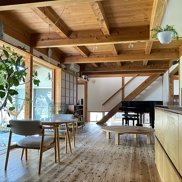 お部屋の形を活かしたコーディネート。縦長リビングの実例10選