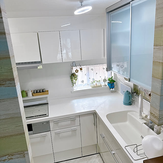 「収納はスマートに、窓辺には彩りを。メリハリで暮らしが整うL字型キッチン」 by 
miyuさん