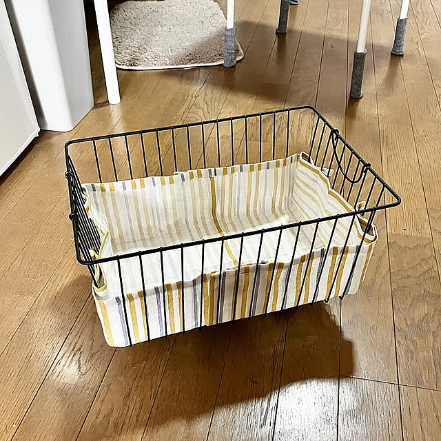 動かしにくい収納を快適に♪ダイソーのキャスター活用術
