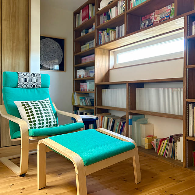 曲線の美しいデザインがたまらない。IKEAのポエングがあるお部屋