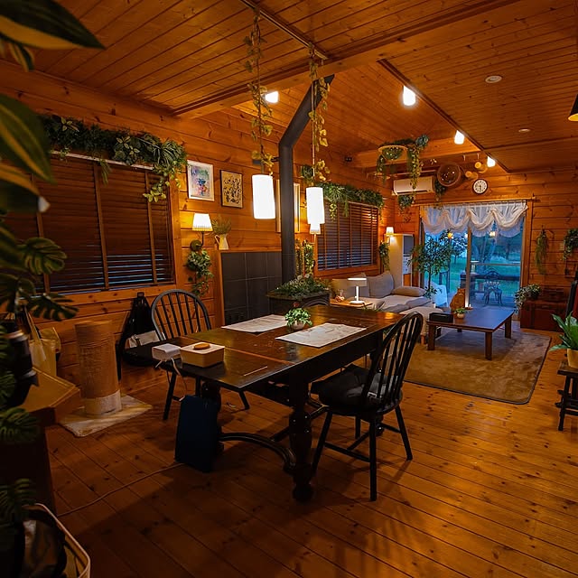 「明かりとグリーンに囲まれて。木のぬくもりにこだわりが宿る、ログハウスの暮らし」 by T.R.D.LABOさん