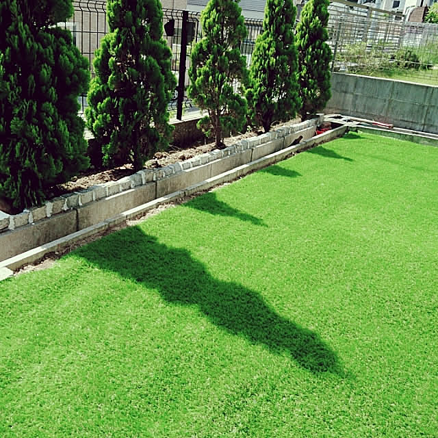 バルコニーやお庭の雰囲気が一気に明るくなる！人工芝DIYの実例集