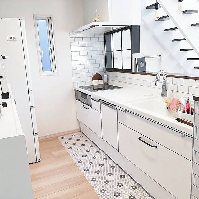 キッチンの床をピカピカに保つ工夫5選☆「貼る・拭く・防ぐ」でラク