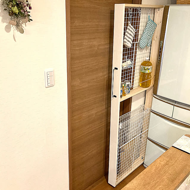 すき間スペースをDIYで便利に活用！冷蔵庫横のDIYアイデア集