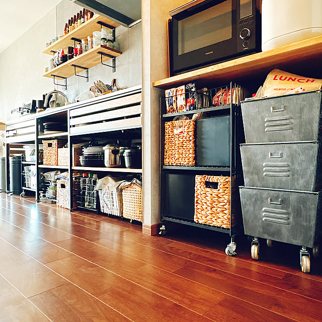 スムーズに動かせるひと工夫で使いやすさアップ！100均のキャスターを活用した収納アイデア6選