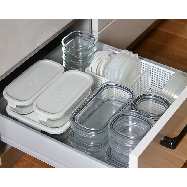 スタッキング派？それとも立てる収納派？家事ラクを叶えるタッパーや保存容器の収納方法