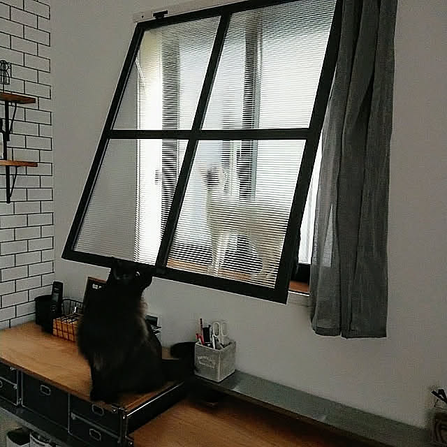 いつもの窓をアレンジして雰囲気の違うお部屋に。窓枠DIYの実例