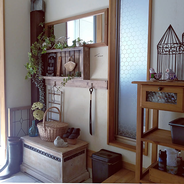 おうちのガラスを手軽にイメチェン！ダイソーのガラスシートを使ってDIY
