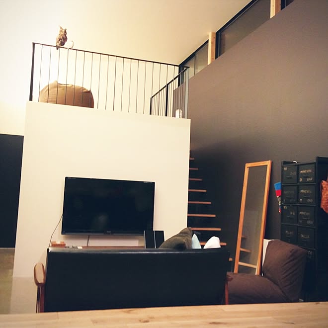 部屋全体 高窓 吹き抜けのある家 壁紙 黒 黒い壁 などのインテリア実例 16 12 02 14 05 04 Roomclip ルームクリップ