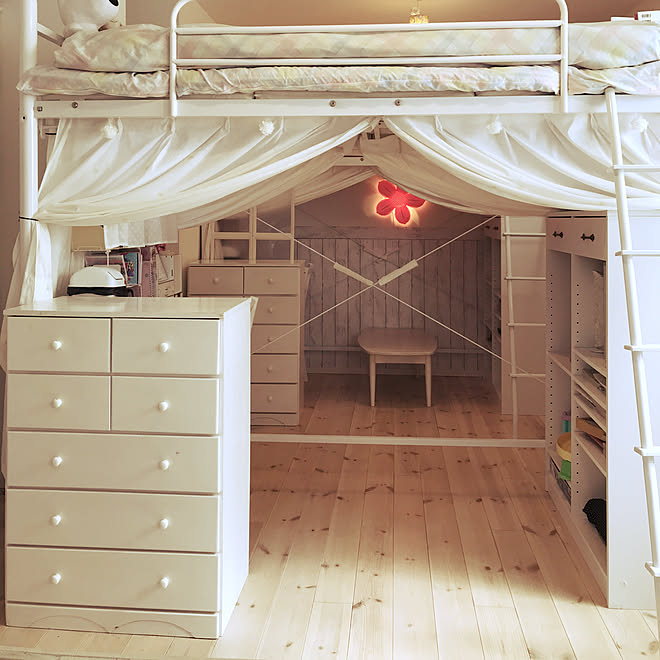 ロフトベッドの下 姉妹部屋 狭い部屋工夫 ロフトベッド 白い部屋のインテリア実例 19 03 14 10 13 11 Roomclip ルームクリップ