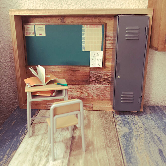 ミニチュアディスプレイ/セリア雑貨/セリア木箱/セリアの教室机と椅子