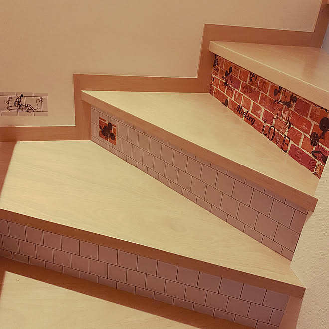 セリアのウォールステッカー 壁紙diy セリアリメイクシート ディズニー大好き 階段リメイク などのインテリア実例 19 11 06 23 58 55 Roomclip ルームクリップ